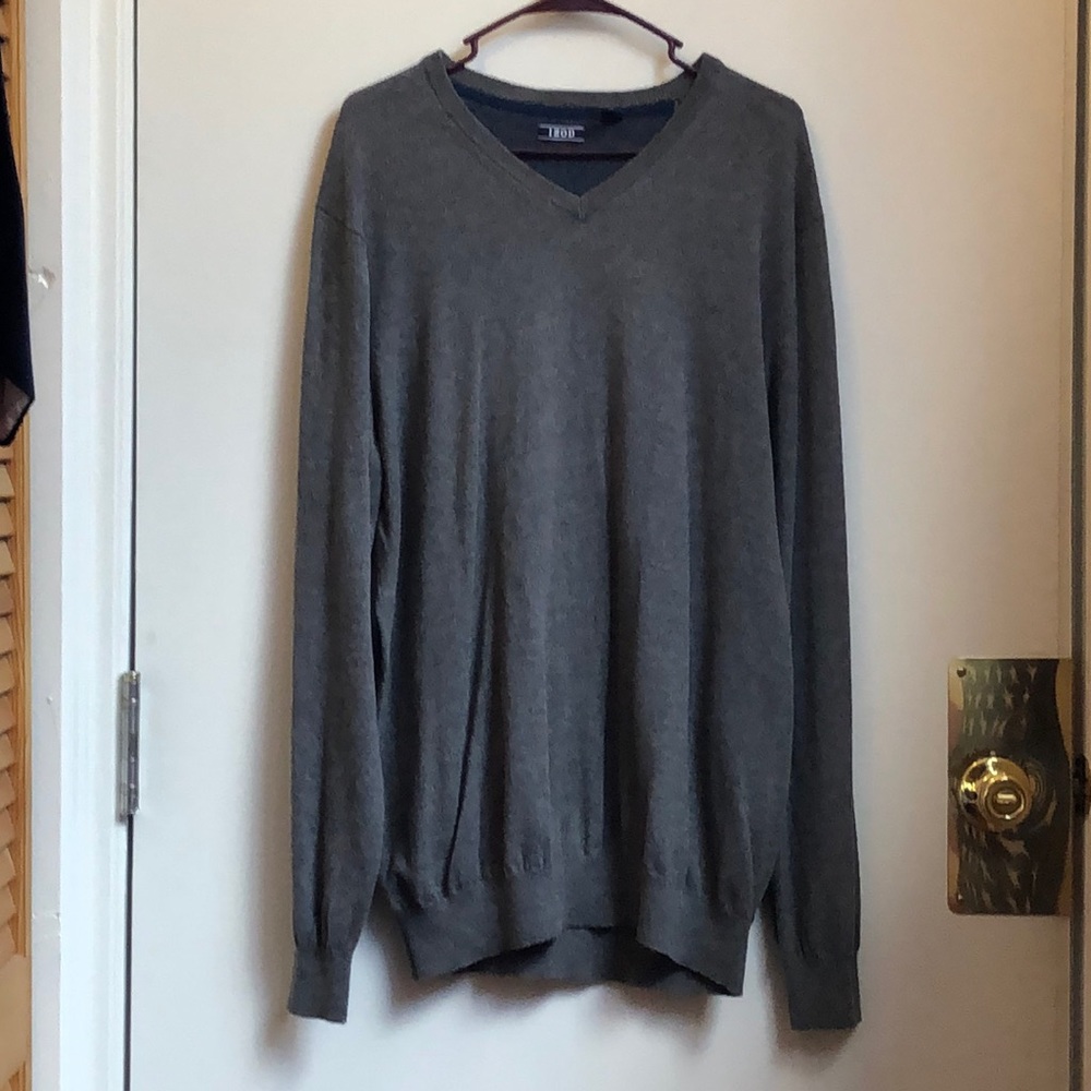 Izod pull over V-neck sweater size Xl